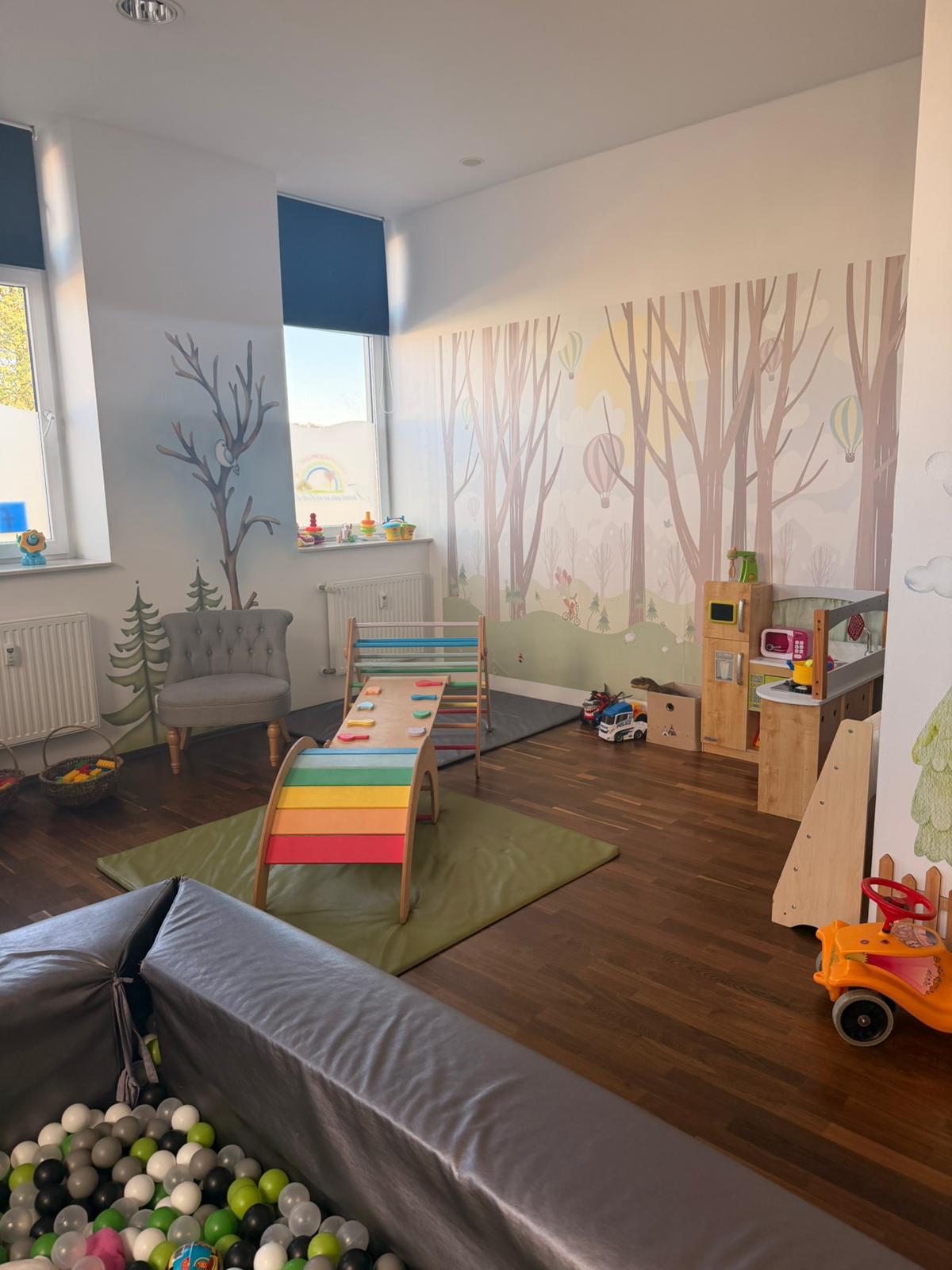Spielraum im Traumwäldchen mit Kletterbogen, Kinderküche und Waldtapete